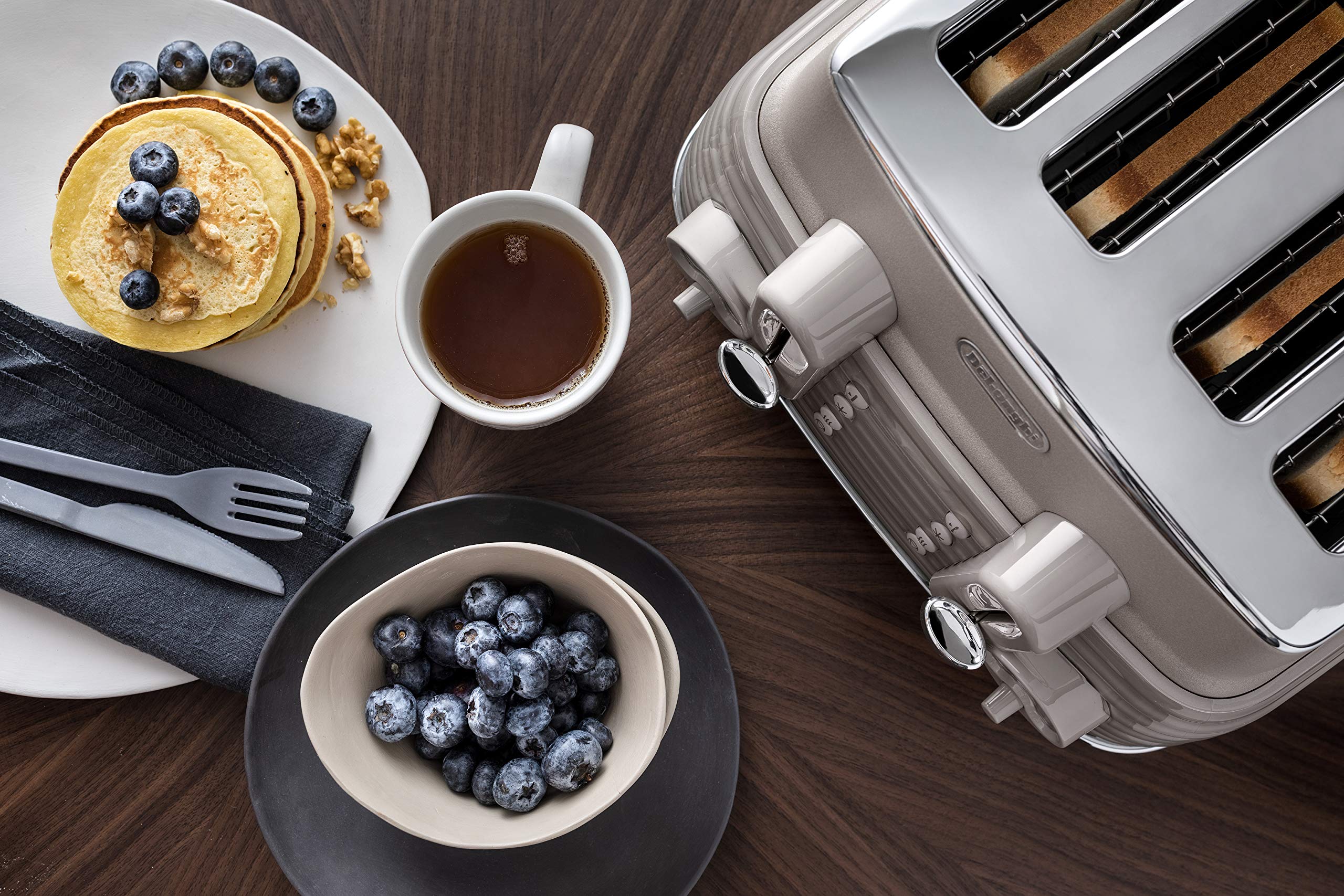 De'Longhi Scolpito 4 Slot Toaster, Reheat, Defrost, One-Side Bagel & 6 Browning Settings, Stainless Steel (without cartoon) محمصة خبز سكولبيتو من ديلونجي، من الستانلس ستيل وبـ 4 فتحات للتحميص واعادة التسخين De'Longhi Scolpito 4 Slot Toaster, Reheat, Defrost, One-Side Bagel & 6 Browning Settings, Stainless Steel (without cartoon) محمصة خبز سكولبيتو من ديلونجي، من الستانلس ستيل وبـ 4 فتحات للتحميص واعادة التسخين